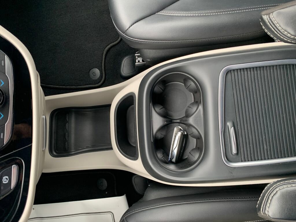 Used 2024 Chrysler Pacifica Touring-L image 21