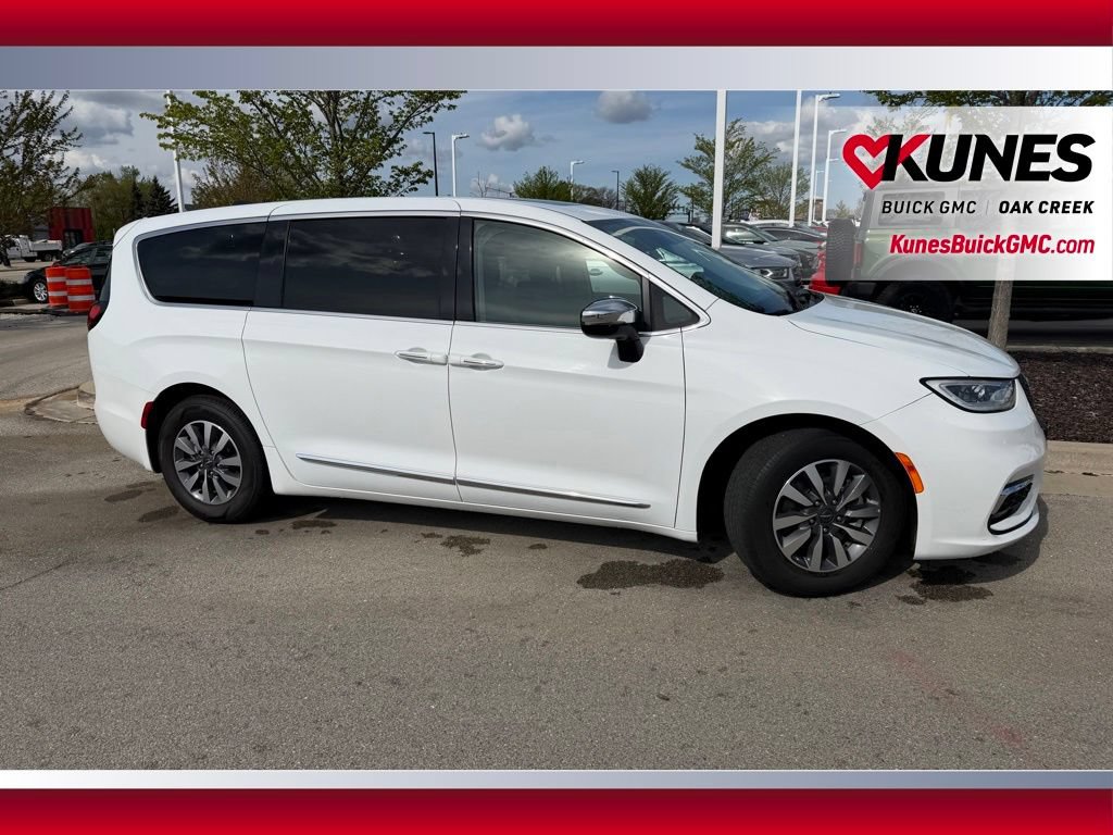 Used 2023 Chrysler Pacifica Limited FWD image 9
