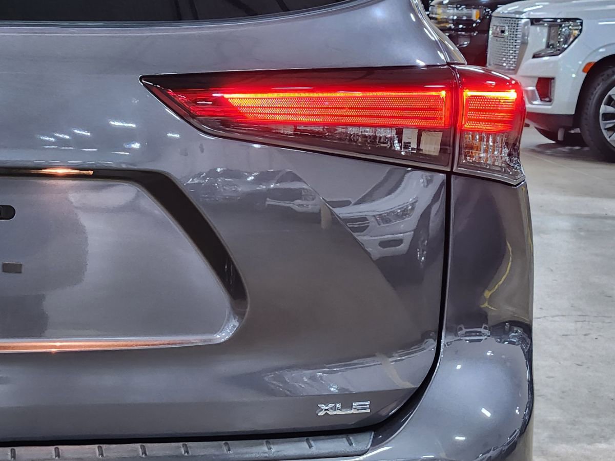 Used 2022 Toyota Highlander XLE FWD image 22