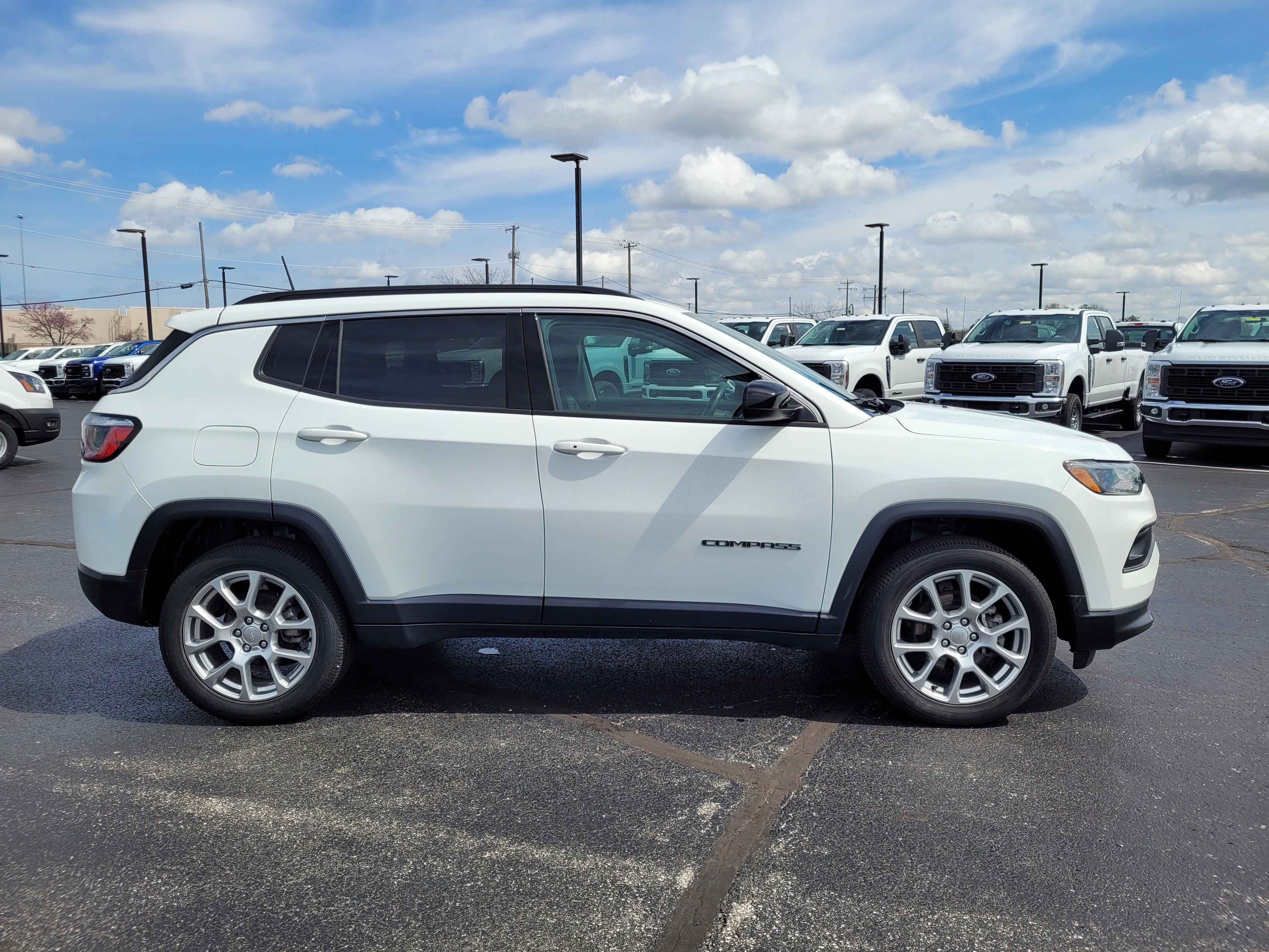 Used 2022 Jeep Compass Latitude image 2