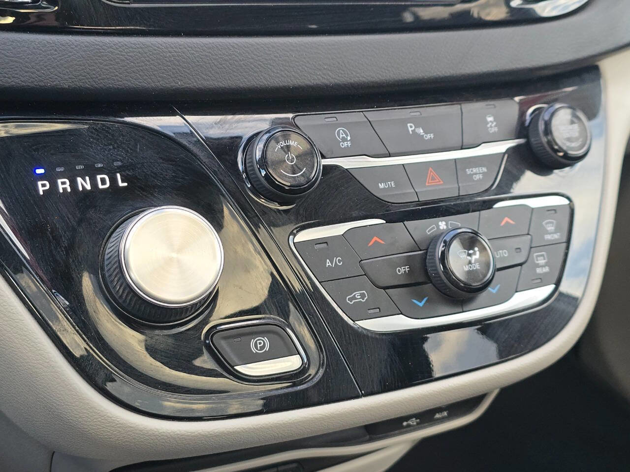 Used 2018 Chrysler Pacifica Touring-L Plus image 37