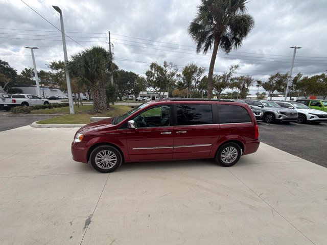 Used 2015 Chrysler Town & Country Touring-L w/ Driver Convenience Group FWD image 9