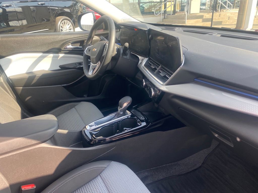 Used 2024 Chevrolet Trax LT w/ Sunroof Package image 21