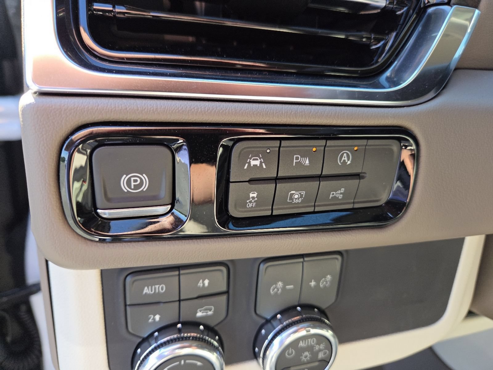 New 2026 GMC Yukon XL Denali w/ LPO, Floor Liner Package AWD/4WD image 11