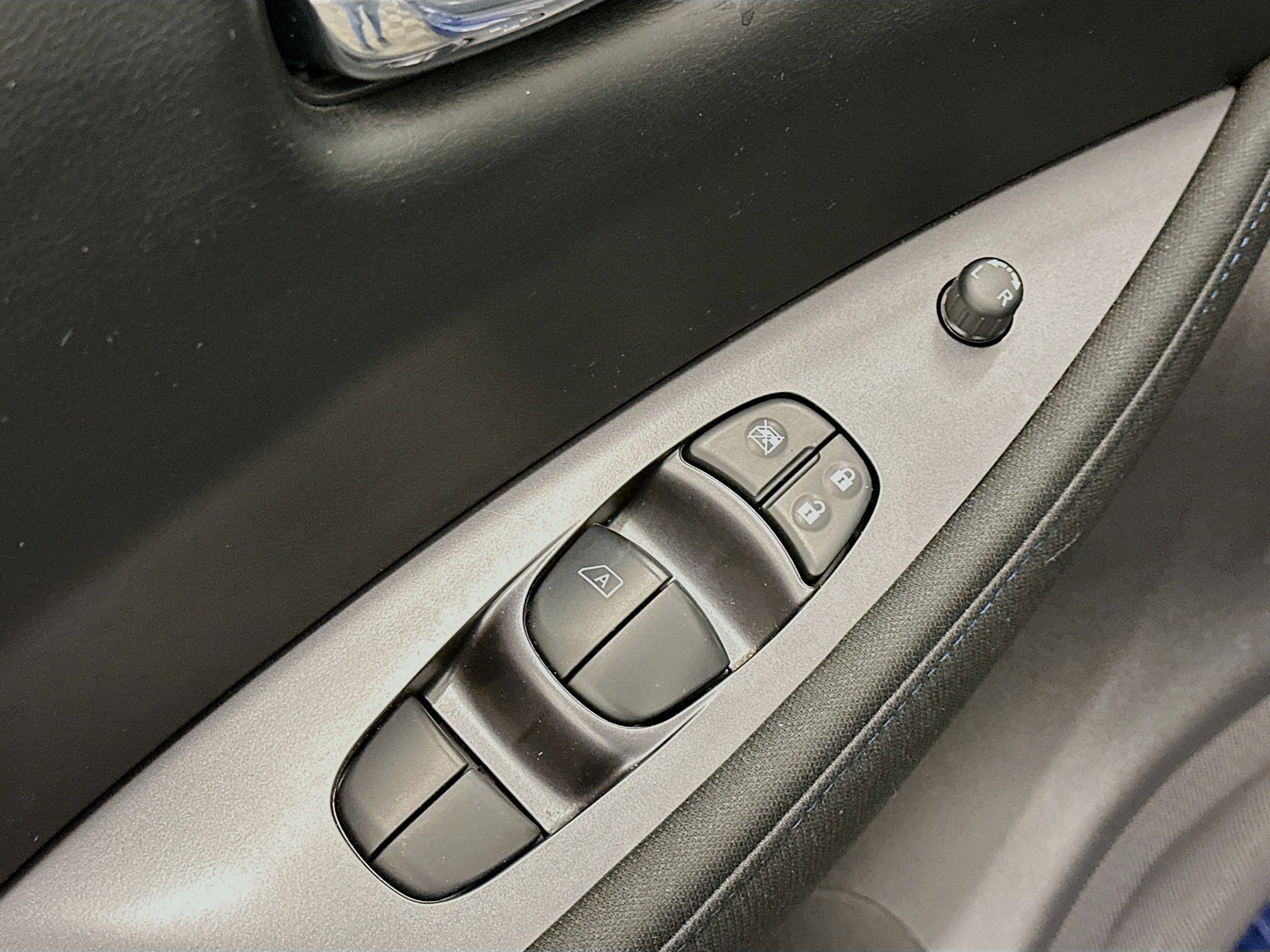 Used 2025 Nissan Leaf S image 15