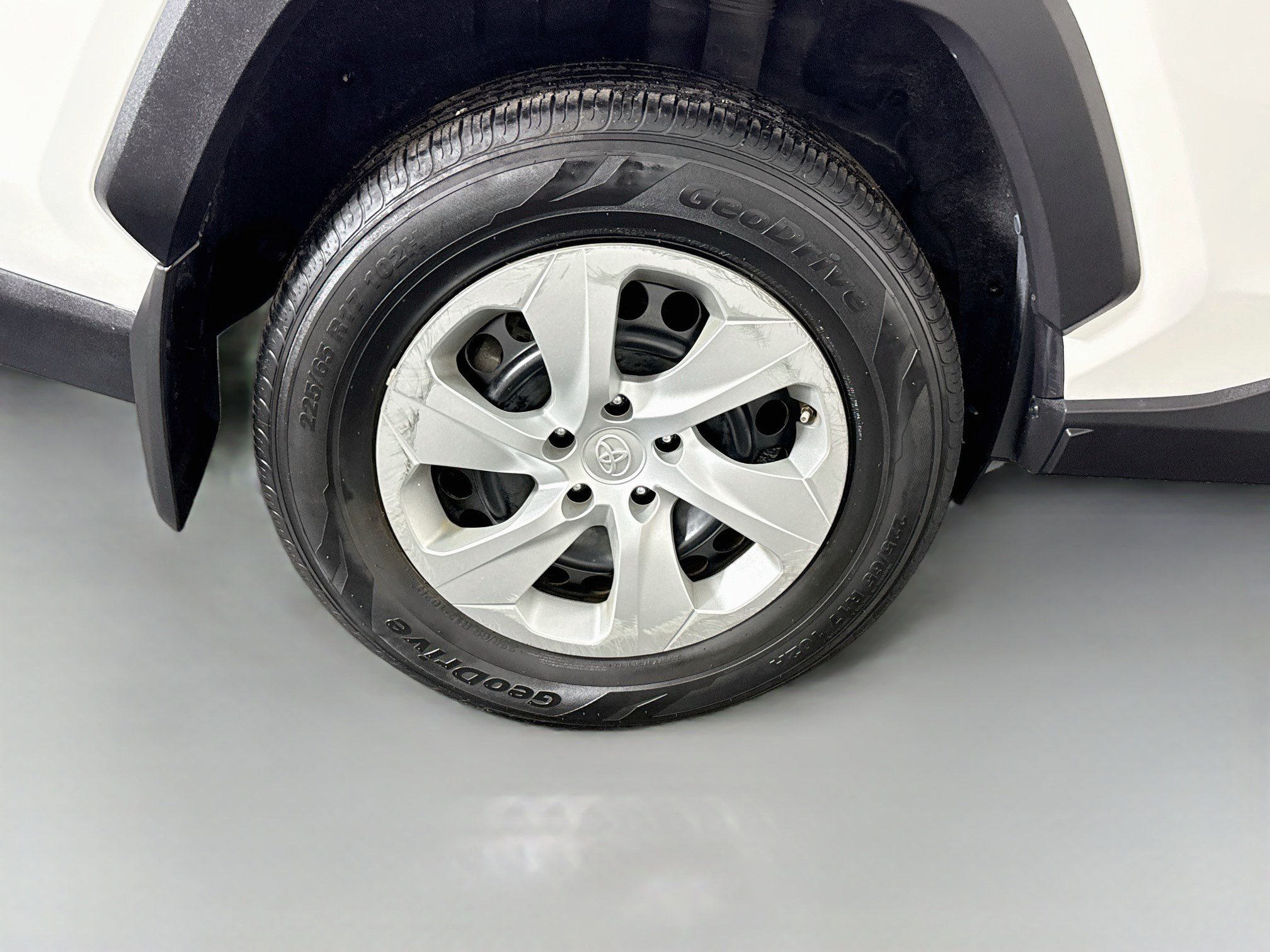 Used 2020 Toyota RAV4 LE FWD image 32