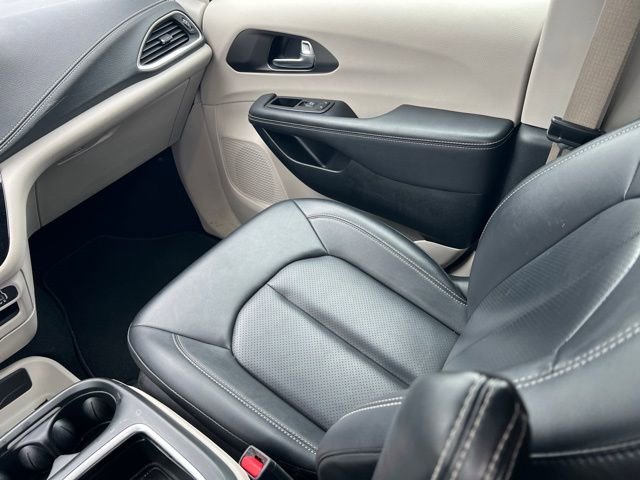 Used 2024 Chrysler Pacifica Select image 9
