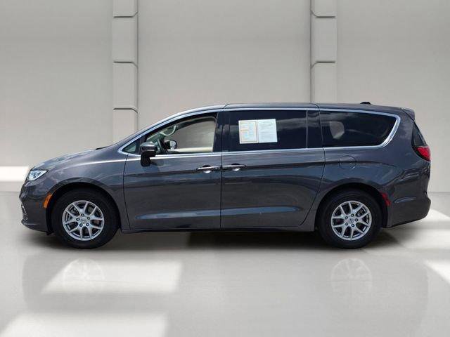 Used 2023 Chrysler Pacifica Touring-L FWD image 2