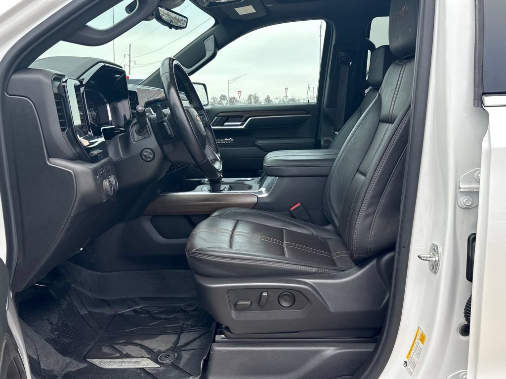Used 2025 Chevrolet Silverado 1500 High Country AWD/4WD image 13