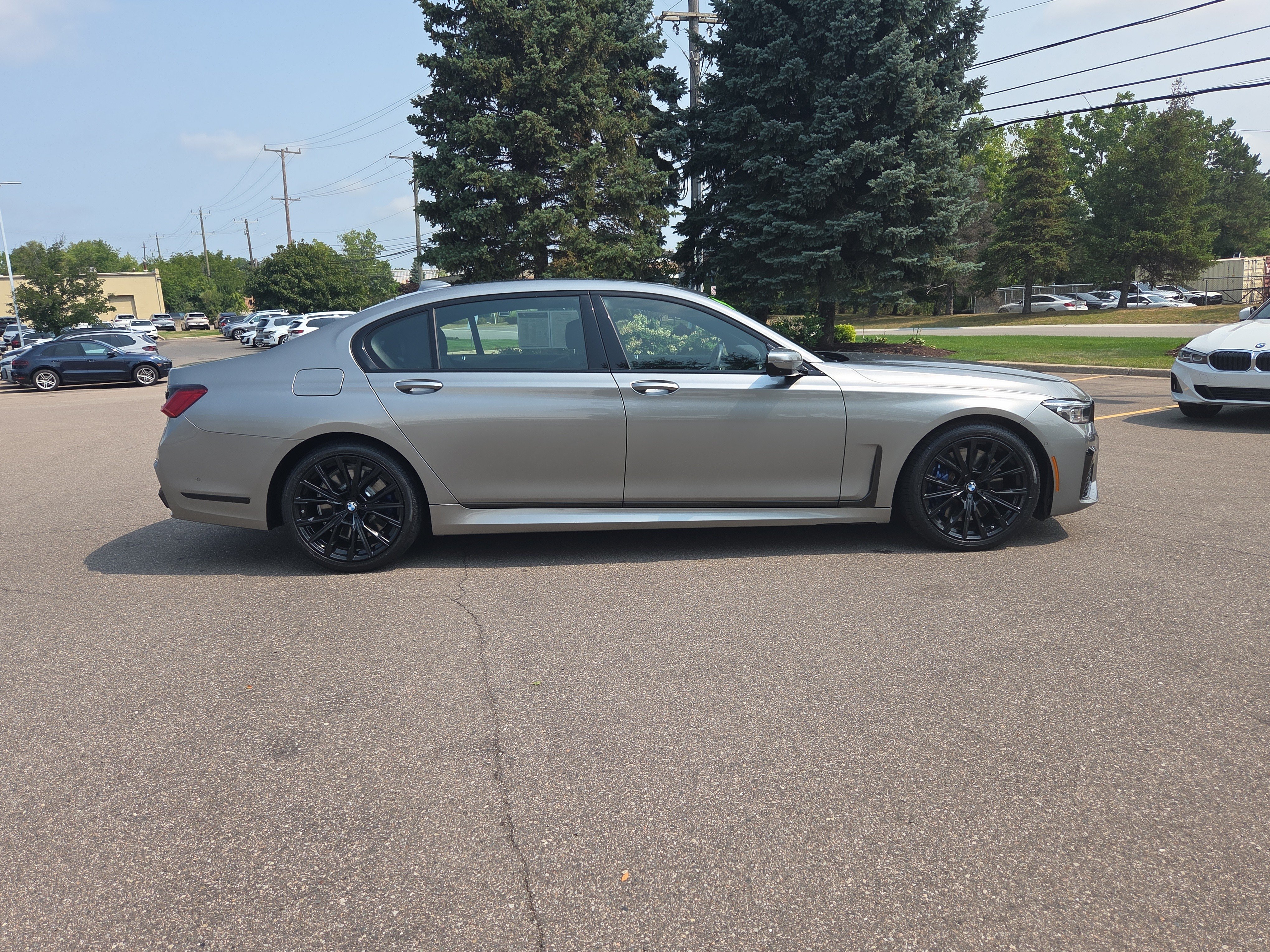Used 2022 BMW 750i xDrive w/ M Sport Package AWD/4WD image 6