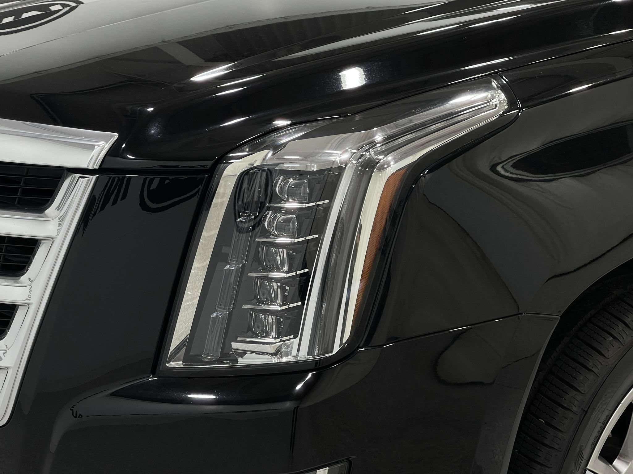Used 2020 Cadillac Escalade Premium Luxury AWD/4WD image 34