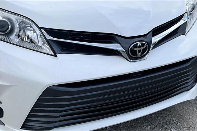Used 2019 Toyota Sienna XLE w/ XLE Navigation Package image 30