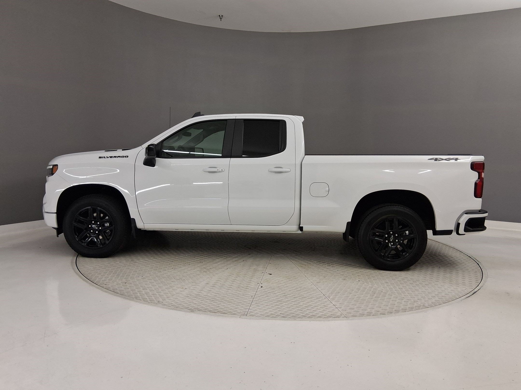 Used 2025 Chevrolet Silverado 1500 RST w/ Dark Appearance Package AWD/4WD image 2