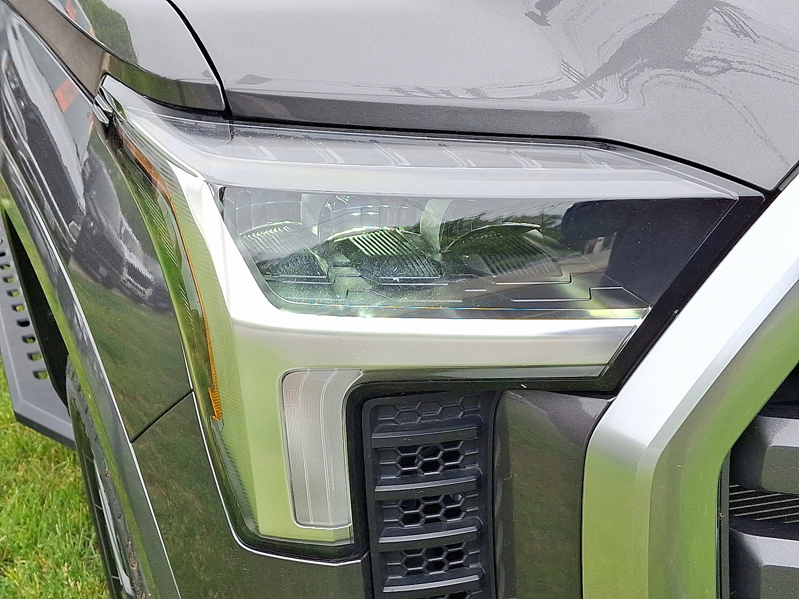 Used 2022 Toyota Tundra Limited w/ Power Package AWD/4WD image 9