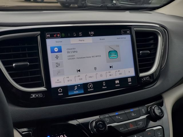 Used 2024 Chrysler Pacifica Touring-L FWD image 18