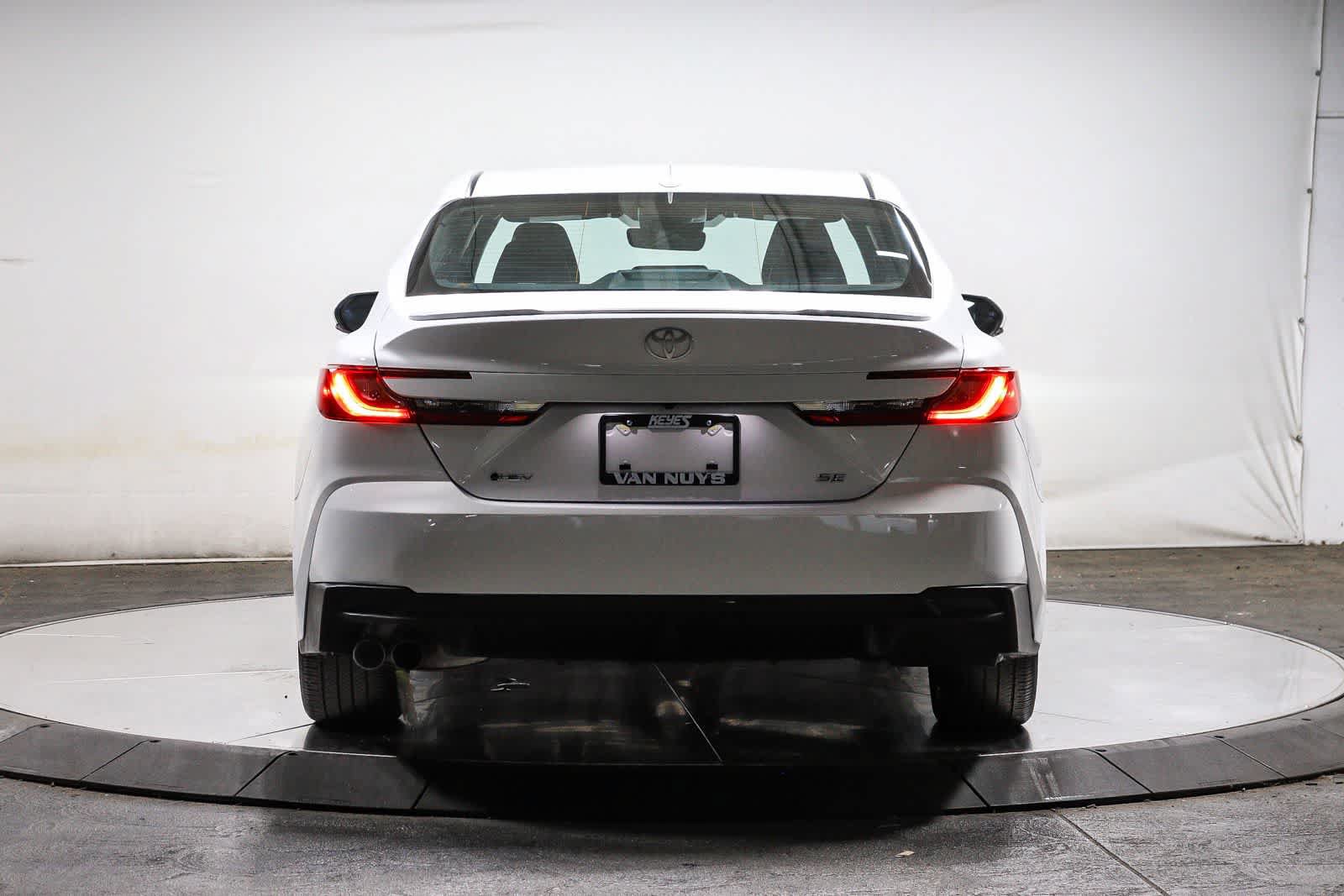 Used 2025 Toyota Camry SE w/ Convenience Package FWD image 5