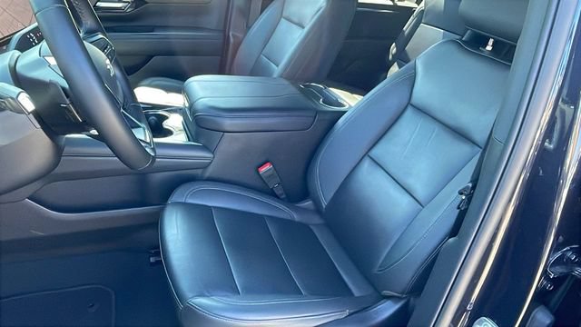 Used 2025 Chevrolet Suburban Z71 AWD/4WD image 12