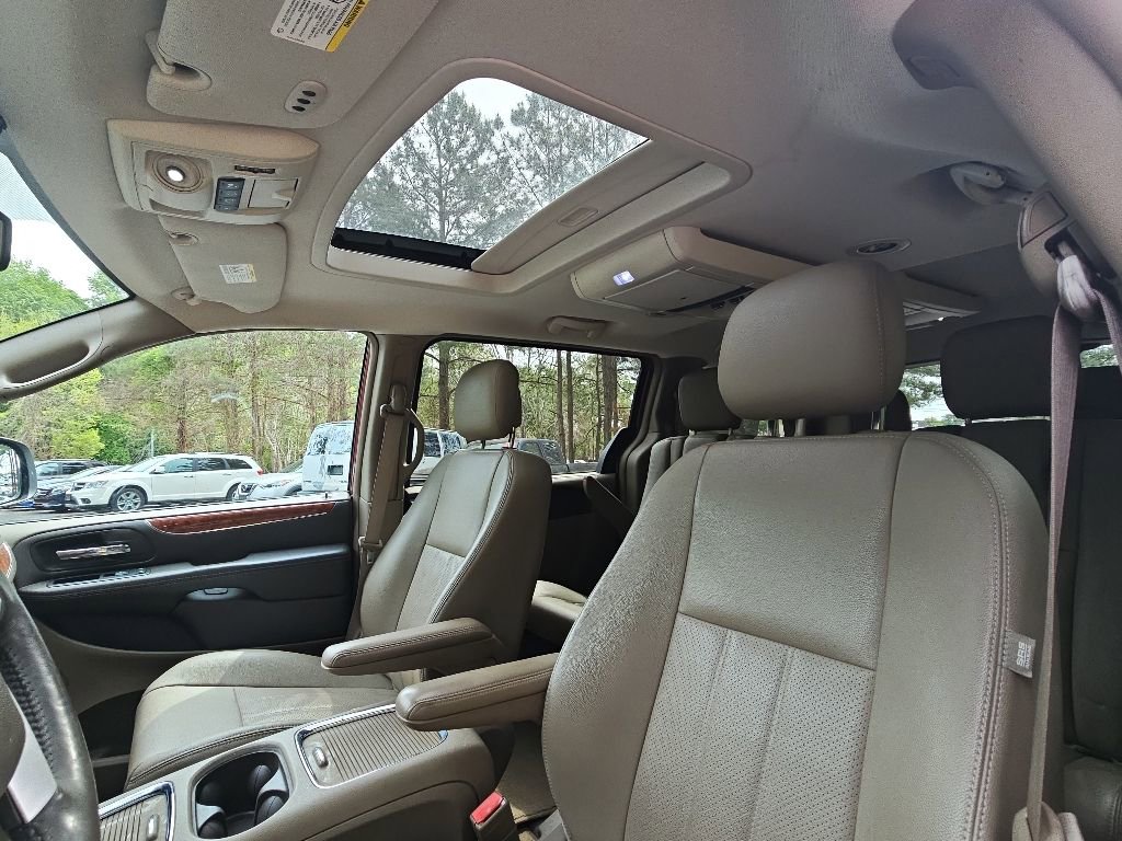 Used 2016 Chrysler Town & Country Touring-L FWD image 10