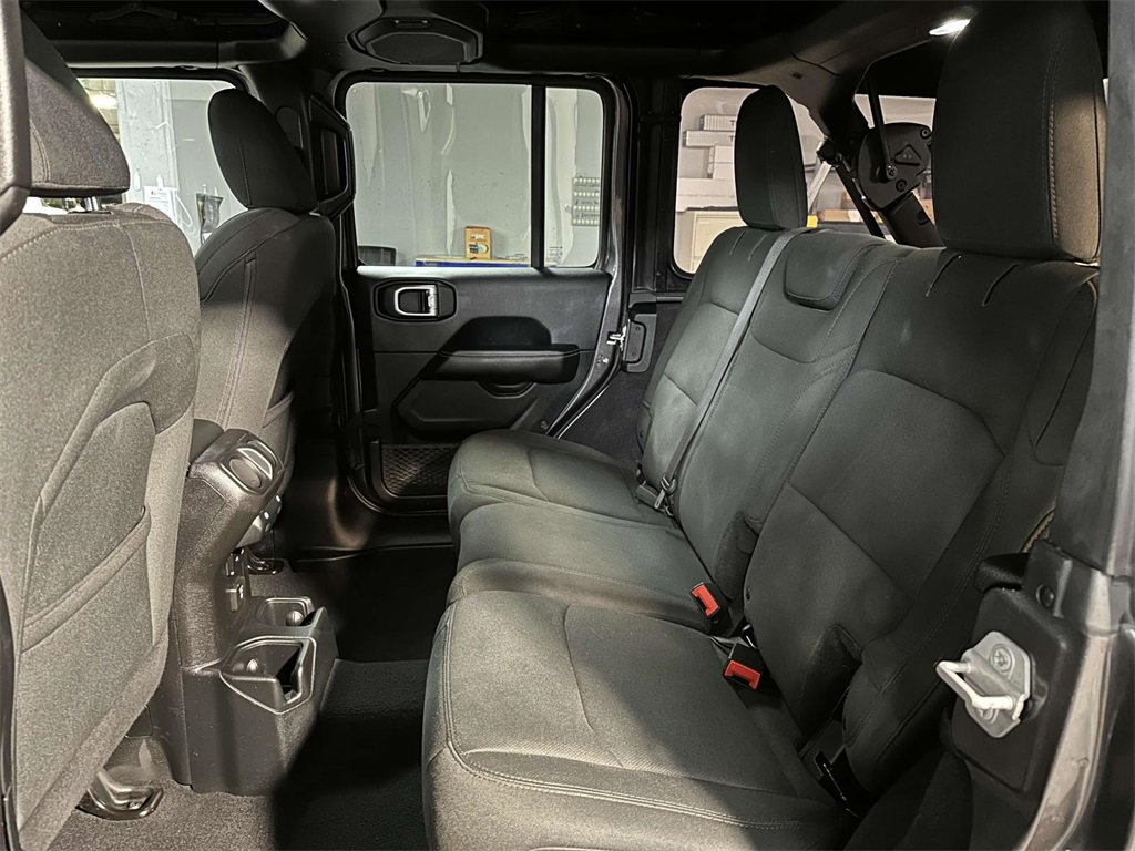 Used 2018 Jeep Wrangler Unlimited Sahara image 12