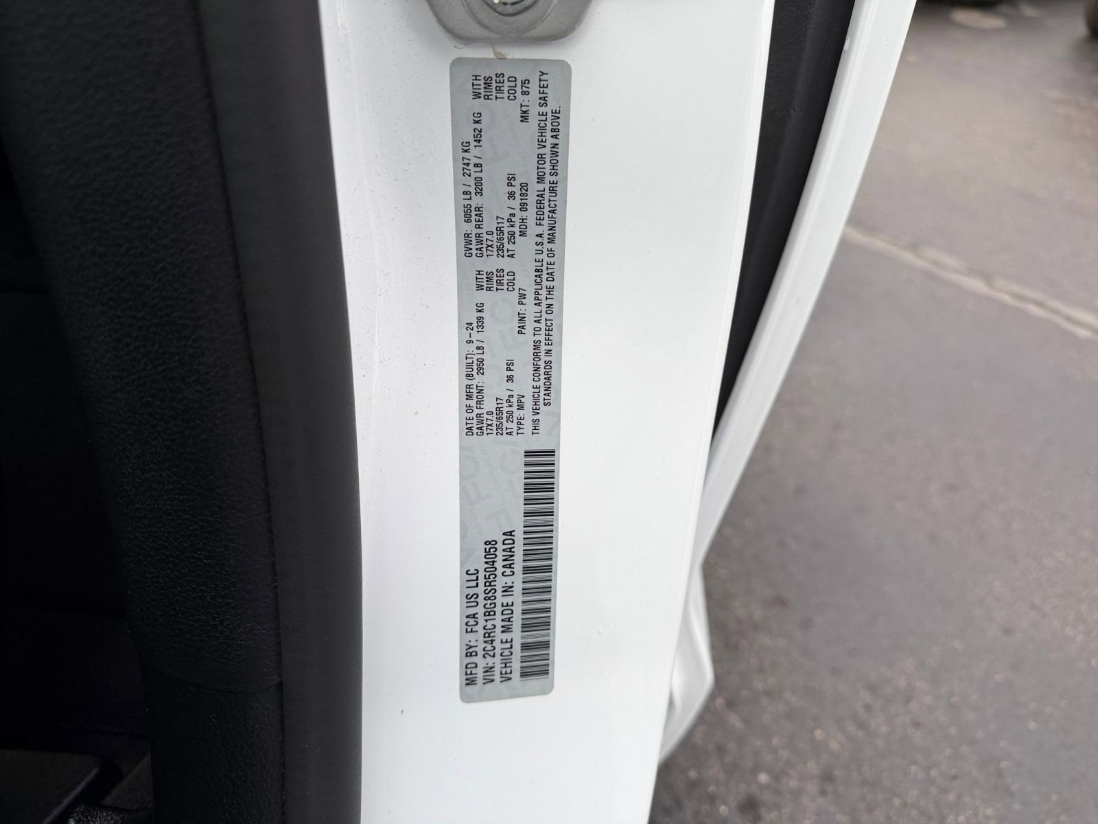 Used 2025 Chrysler Pacifica Select image 32