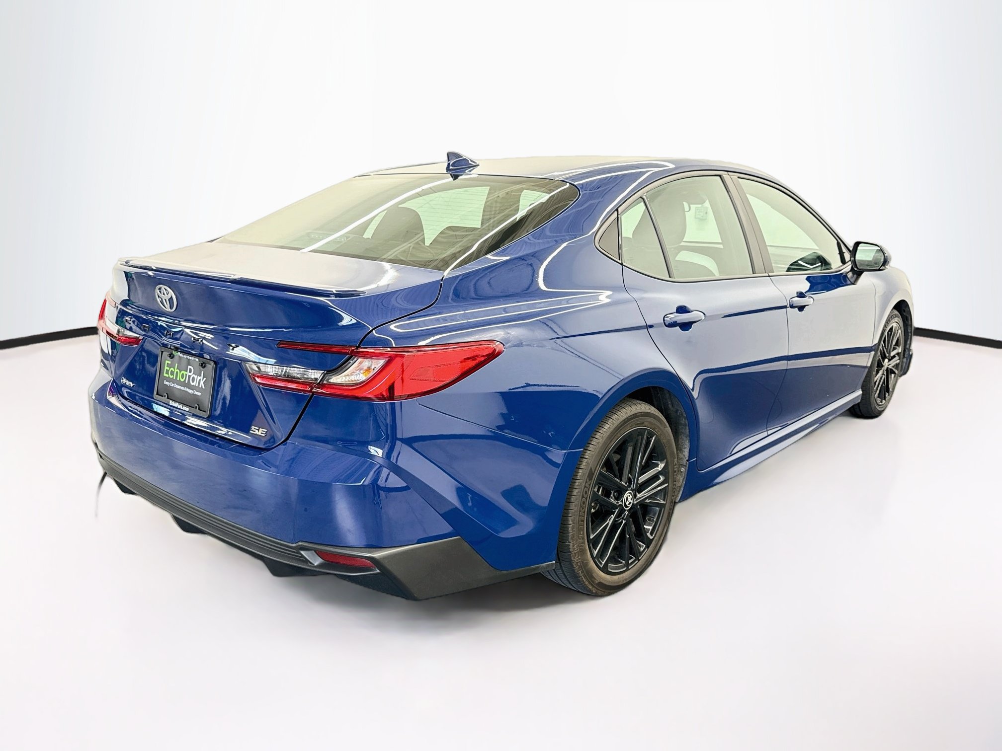 Used 2025 Toyota Camry SE FWD image 9