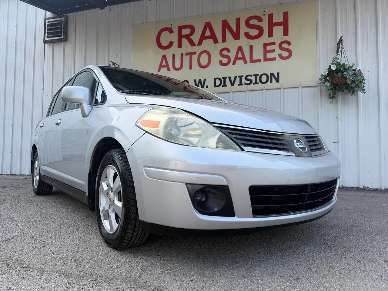 Used 2009 Nissan Versa Hatchback w/ Convenience Pkg FWD image 1