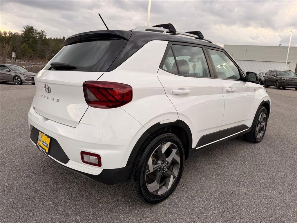 Used 2025 Hyundai Venue Limited image 11