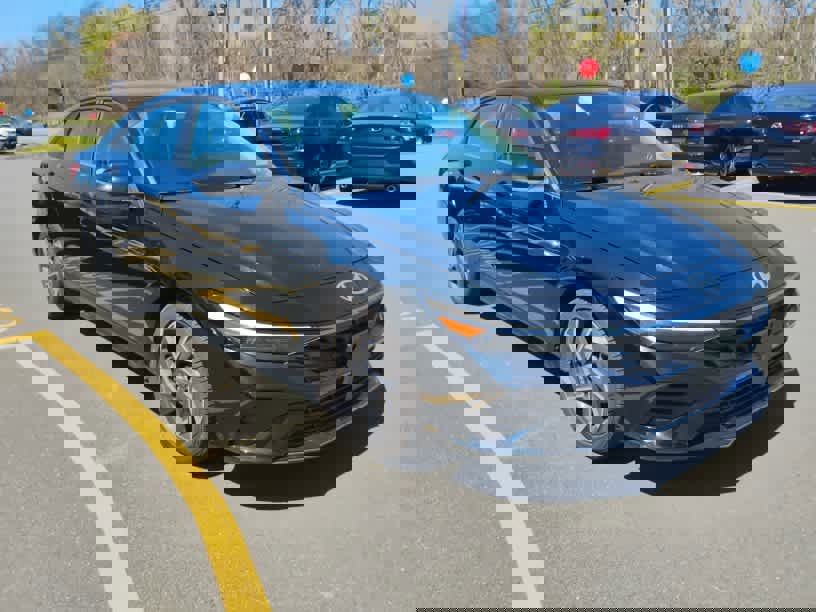 Used 2024 Hyundai Elantra Limited FWD image 2