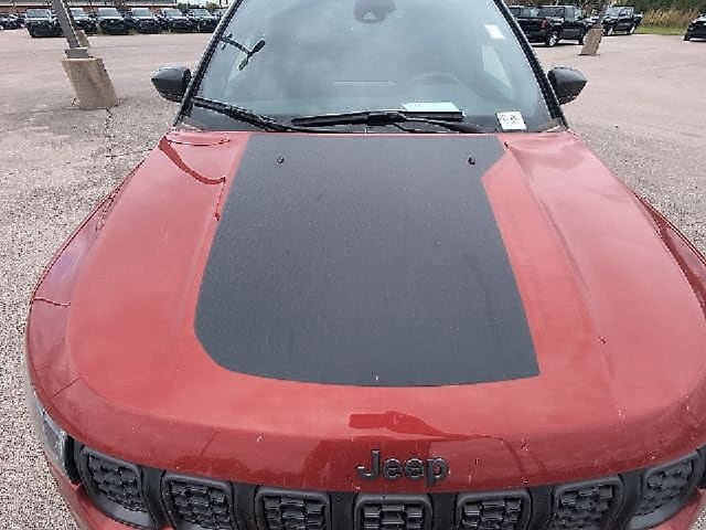 Used 2025 Jeep Compass Trailhawk AWD/4WD image 12