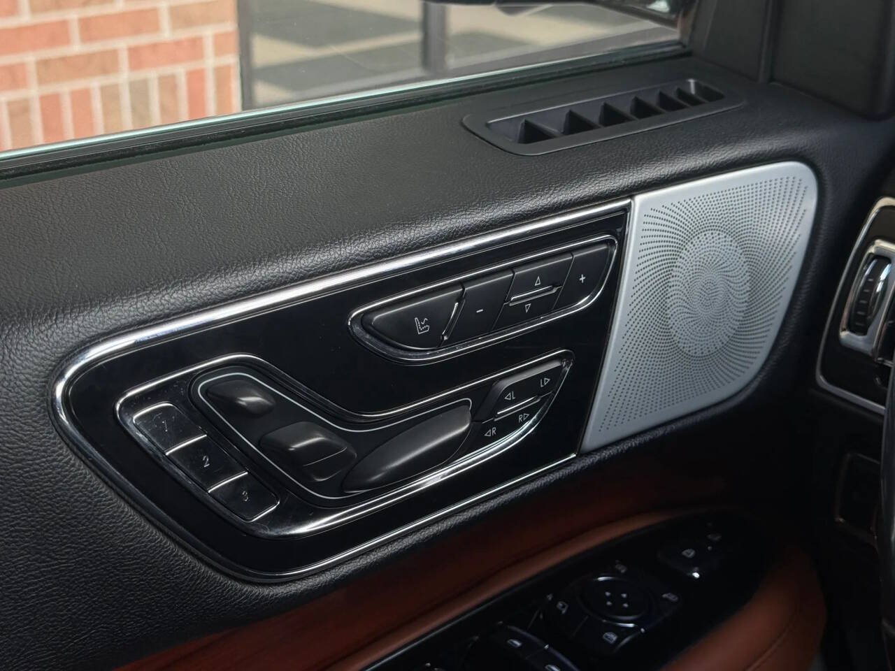 Used 2018 Lincoln Navigator Reserve AWD/4WD image 15