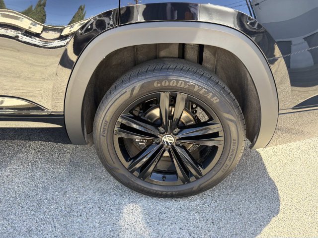 Certified 2023 Volkswagen Atlas SEL R-Line AWD/4WD image 6