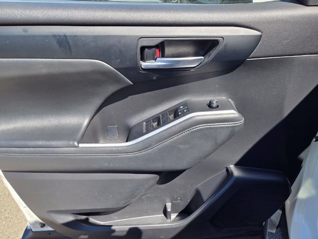 Used 2021 Toyota Highlander XLE FWD image 17