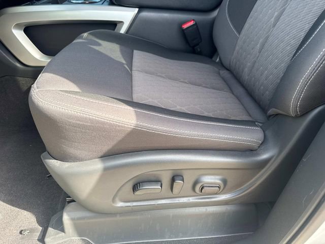 Used 2024 Nissan Titan SV w/ SV Convenience Package RWD image 23