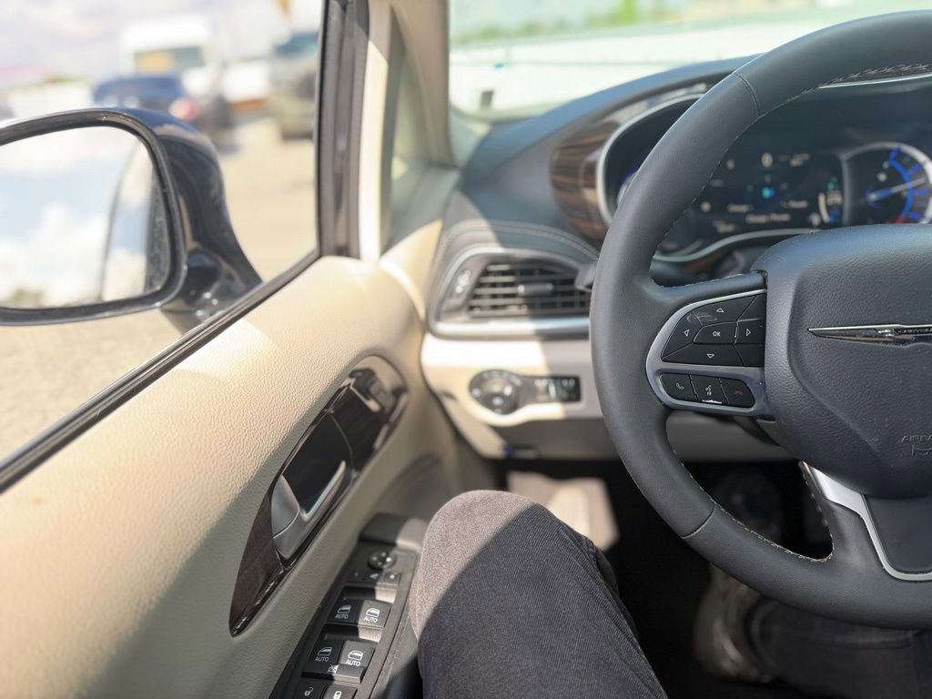 Used 2023 Chrysler Pacifica Limited image 8