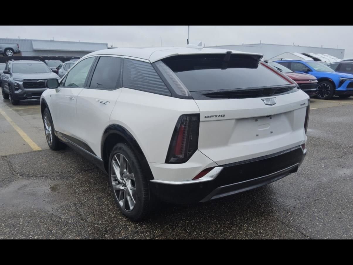 Certified 2025 Cadillac Optiq Luxury 2 w/ LPO, Floor Liner Package AWD/4WD image 7