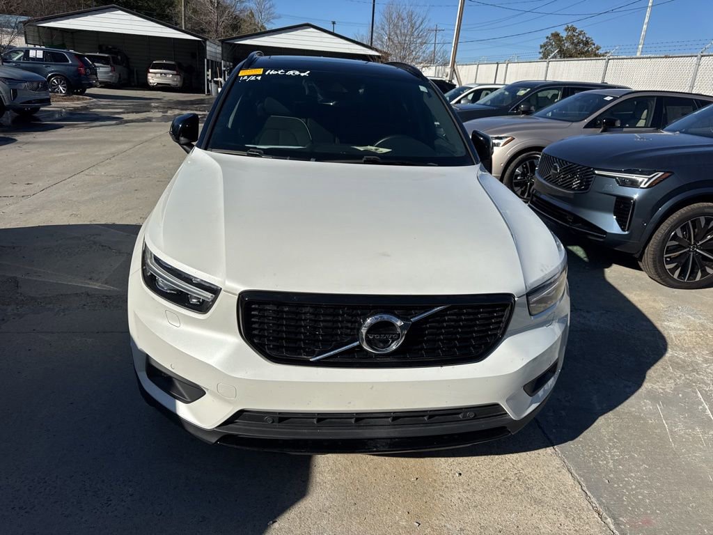 Used 2022 Volvo XC40 T5 R-Design w/ Advanced Package image 2