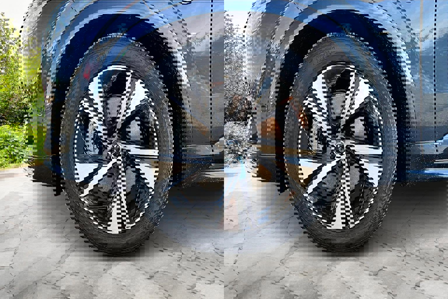 Used 2022 Volvo XC90 T8 R-Design w/ Advanced Package image 9