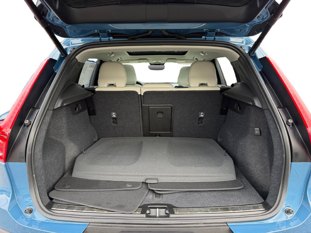 Certified 2024 Volvo XC40 B5 Plus w/ Climate Package AWD/4WD image 11