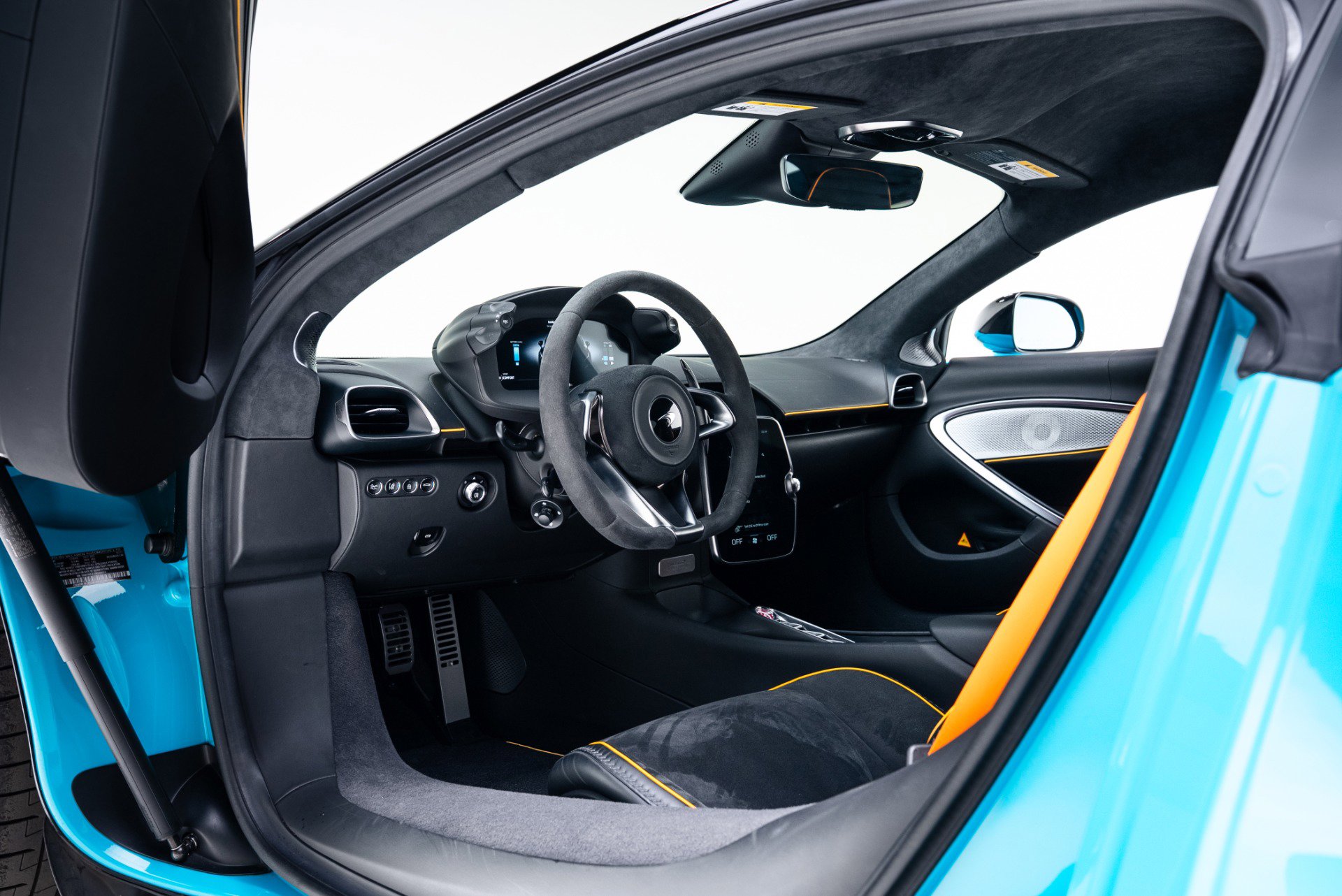 Used 2023 McLaren Artura image 2