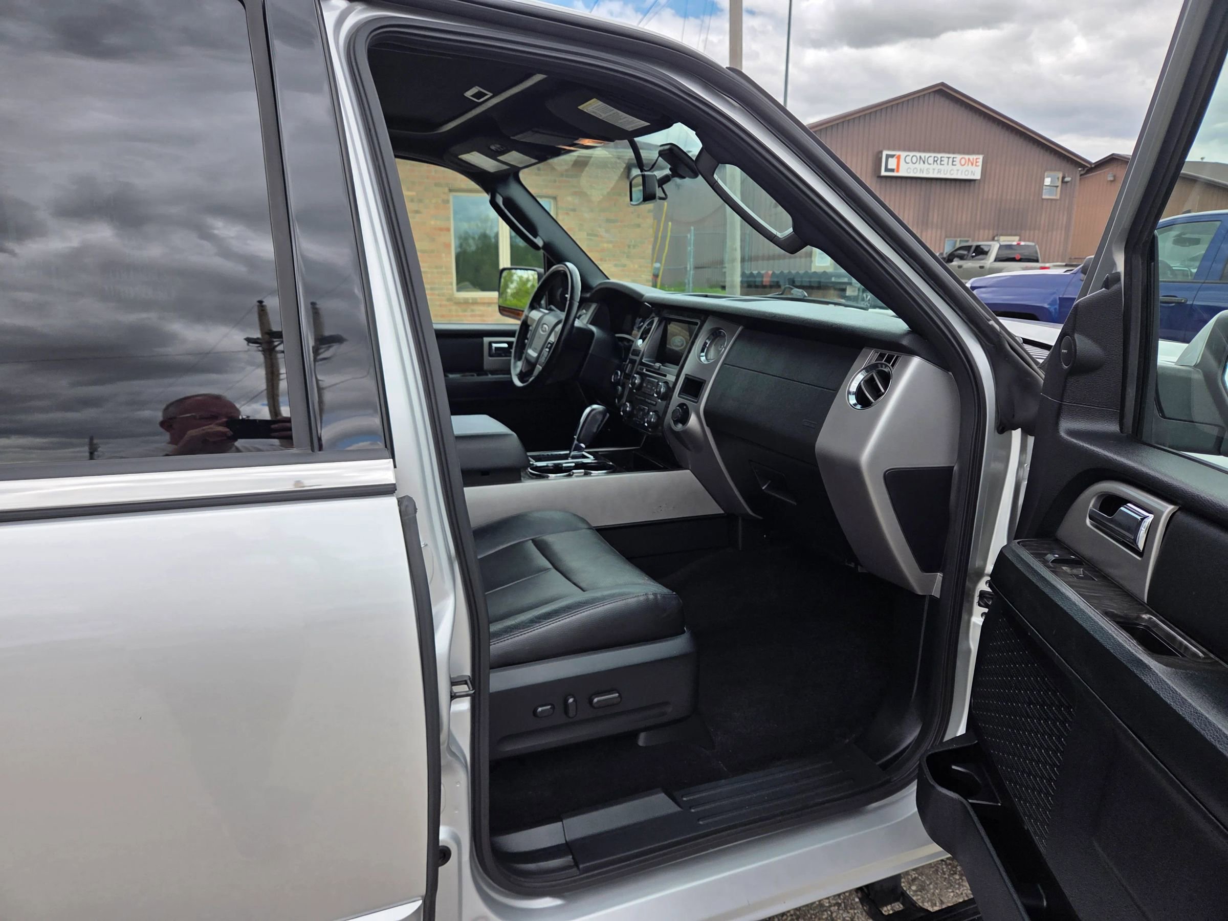Used 2017 Ford Expedition Limited w/ Equipment Group 301A AWD/4WD image 18