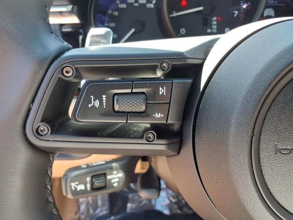 Used 2025 Porsche Macan AWD/4WD image 20