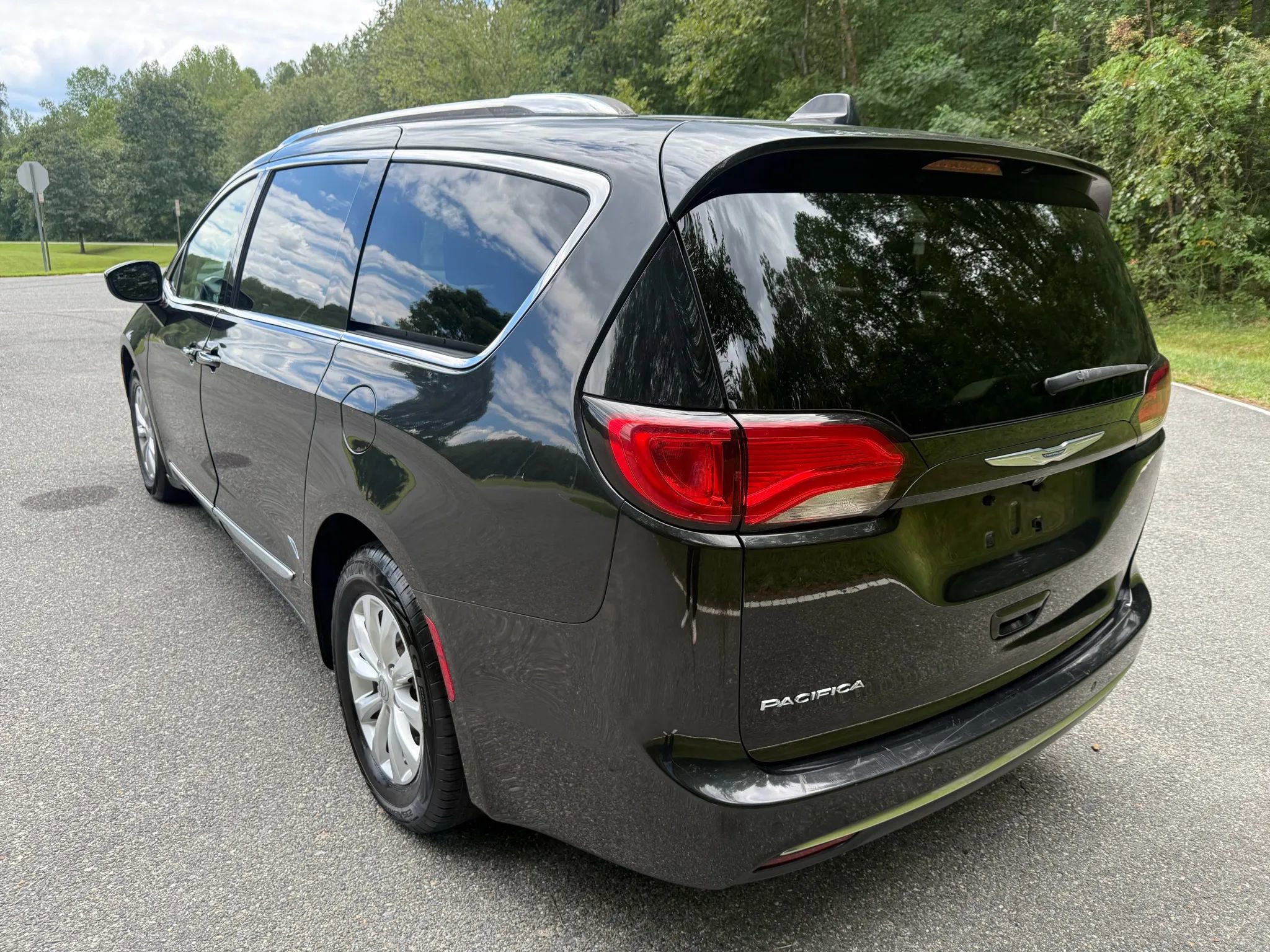 Used 2019 Chrysler Pacifica Touring-L FWD image 10