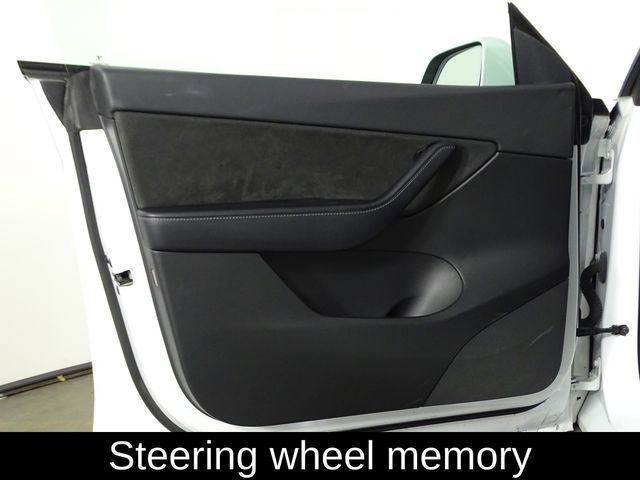 Used 2022 Tesla Model Y Long Range image 16