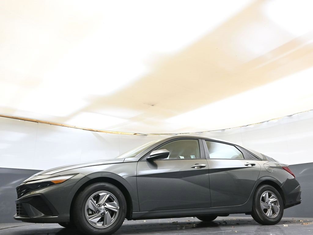 Certified 2025 Hyundai Elantra SE image 38