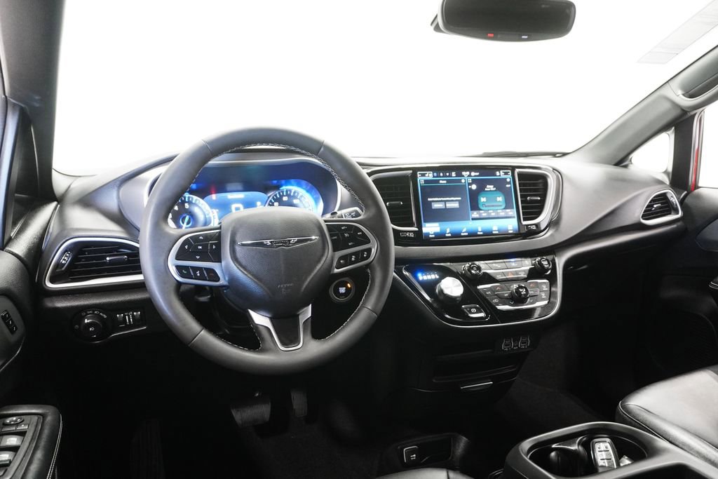 Used 2025 Chrysler Pacifica Select image 14