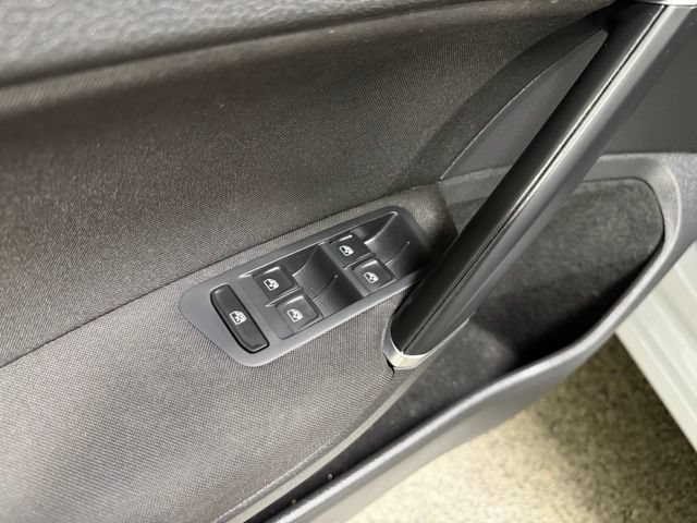 Used 2018 Volkswagen Golf S AWD/4WD image 17
