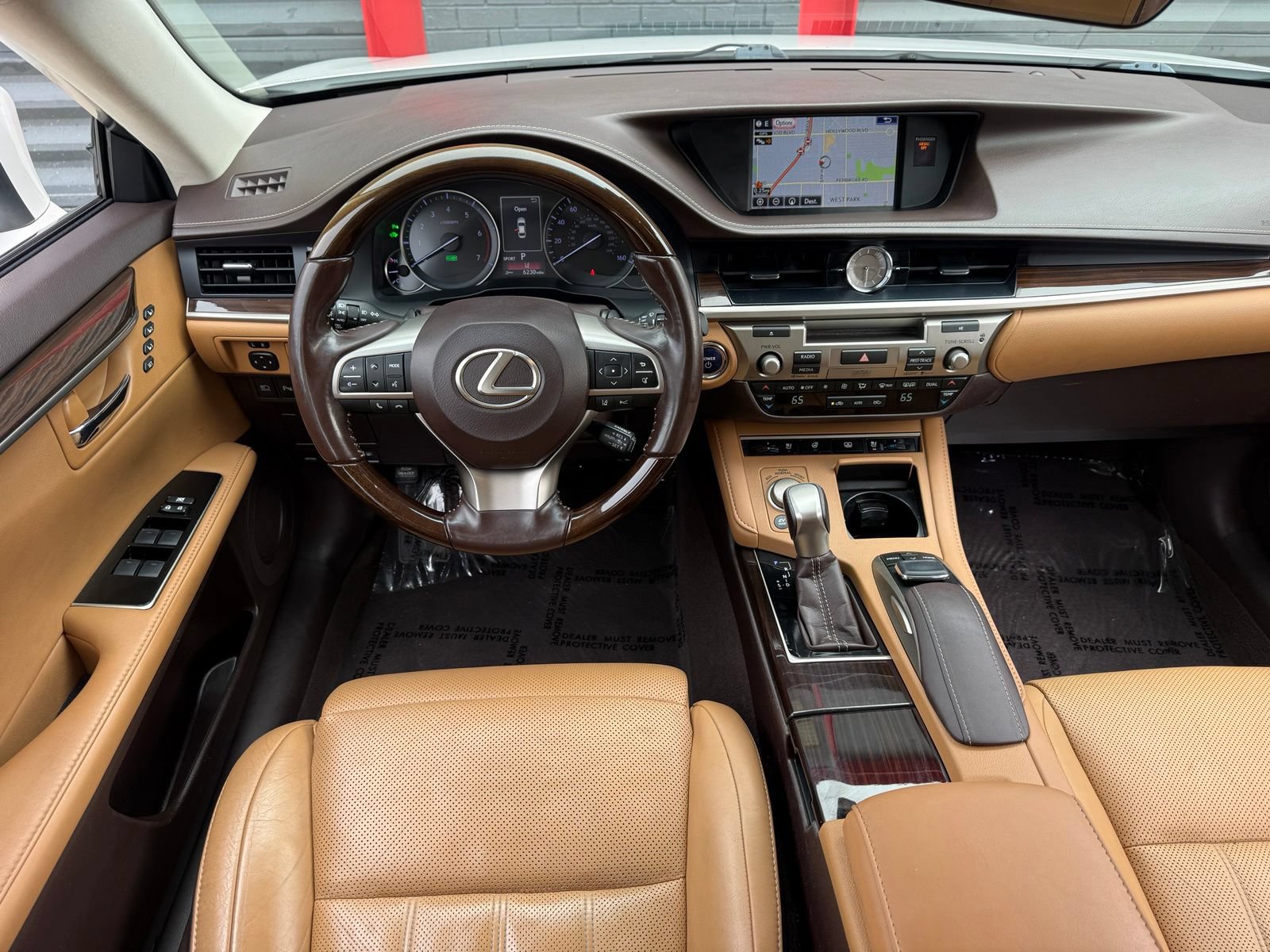 Used 2016 Lexus ES 300h w/ Ultra Luxury Package FWD image 33