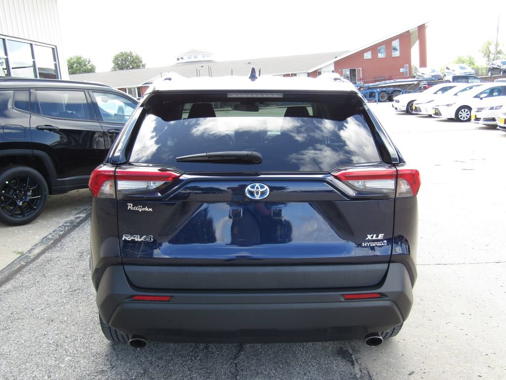 Used 2021 Toyota RAV4 XLE w/ Convenience Package AWD/4WD image 4