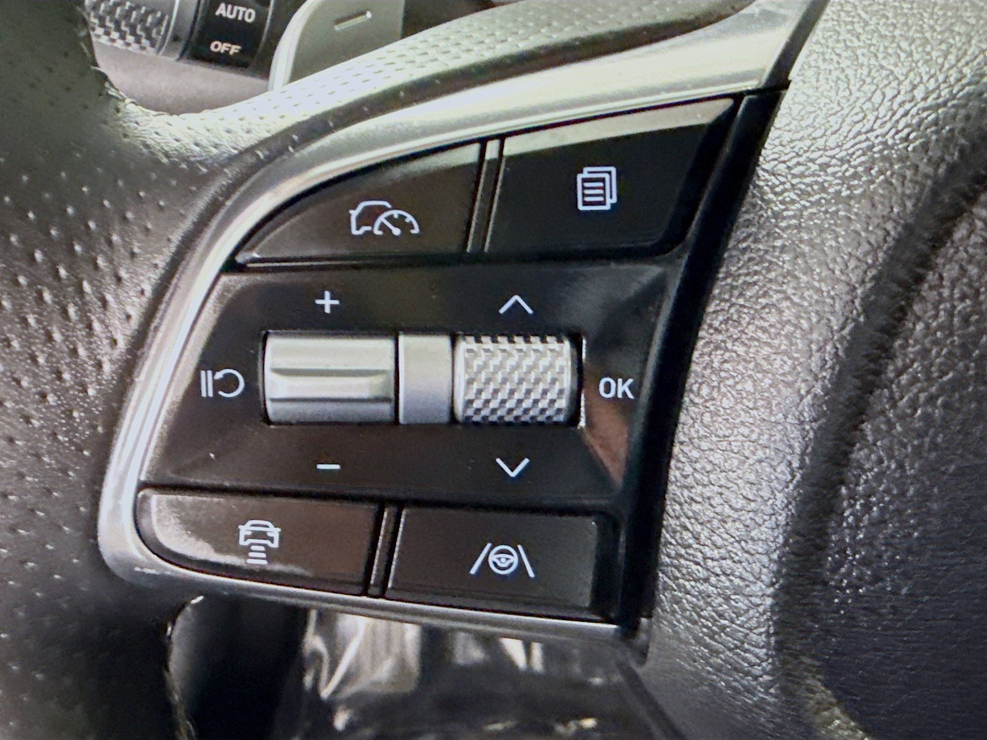 Used 2025 Genesis G70 2.5T image 14