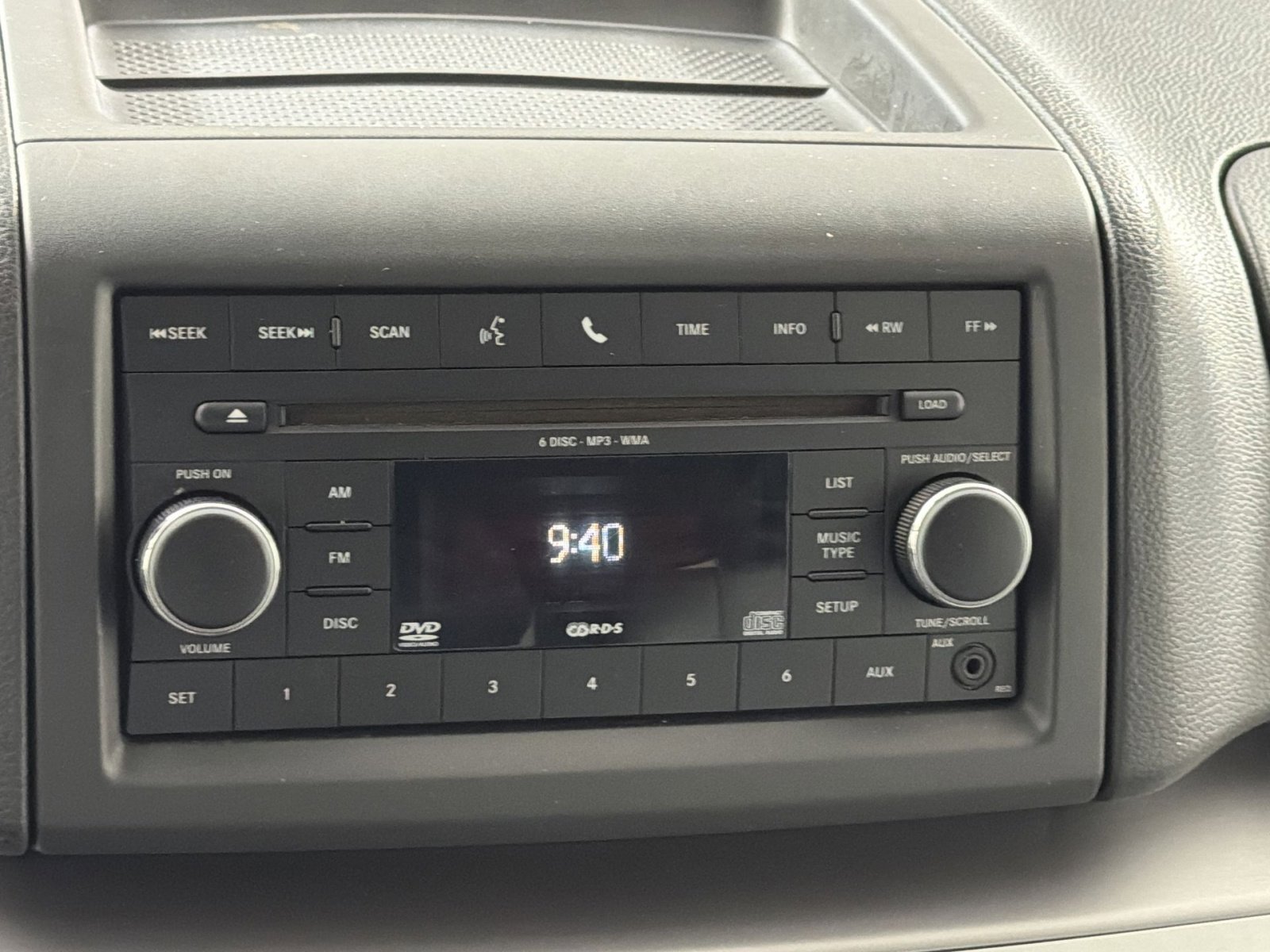 Used 2011 Volkswagen Routan SE image 18